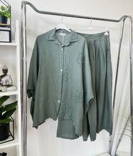 Kép betöltése a galériamegjelenítőbe: 2858 LENVÁSZON oversize ing virág díszítèssel
