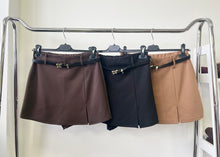 Kép betöltése a galériamegjelenítőbe: 43362 DENY öves szoknya/sort
