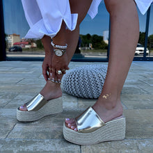 Kép betöltése a galériamegjelenítőbe: GL26 DAISY arany telitalpú papucs
