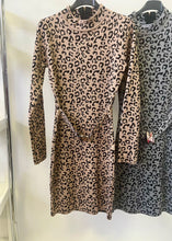 Kép betöltése a galériamegjelenítőbe: JASMINE öves ruha 93260
