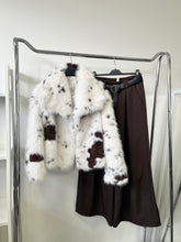 Kép betöltése a galériamegjelenítőbe: 87026 BRIE fehér-barna foltos műszőr bunda
