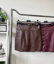 Kép betöltése a galériamegjelenítőbe: 005034 HENY műbőr szoknya
