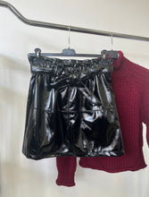 Kép betöltése a galériamegjelenítőbe: 18511 BRITNEY fényes műbőr miniszoknya
