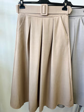 Kép betöltése a galériamegjelenítőbe: 3316 DORINA öves, zsebes szoknya
