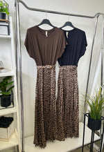 Kép betöltése a galériamegjelenítőbe: 37726 LINDA ocelot pliszírozott szoknyás ruha
