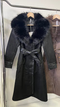 Kép betöltése a galériamegjelenítőbe: 8878 AMANDA műirha szőrme galléros kabát
