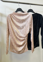 Kép betöltése a galériamegjelenítőbe: 37010 REA strasszköves húzott vállú felső
