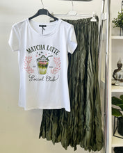 Kép betöltése a galériamegjelenítőbe: 2415 MATCHA latte póló
