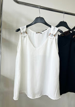 Kép betöltése a galériamegjelenítőbe: 12573 CAMILLA felső fa karika dísszel
