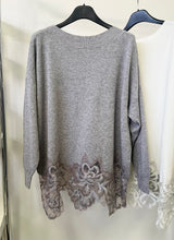 Kép betöltése a galériamegjelenítőbe: 85817 JANA csipke aljú kötött felső
