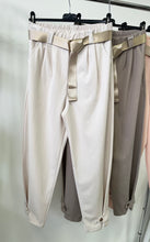 Kép betöltése a galériamegjelenítőbe: 7048/52693 HAILEY gombos szárú nadrág
