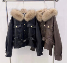 Kép betöltése a galériamegjelenítőbe: 8909 BETTY műszőrme galléros öves kabát
