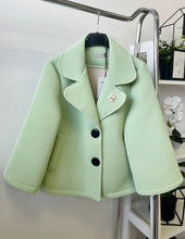 Kép betöltése a galériamegjelenítőbe: 8159 MARGARET elegáns átmeneti kabát brossal
