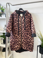 Kép betöltése a galériamegjelenítőbe: 05601 LEOPARD oversize steppelt kabàt
