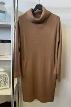 Kép betöltése a galériamegjelenítőbe: 22597 ZSEBES kötött ruha
