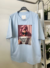 Kép betöltése a galériamegjelenítőbe: 2888 BETTER LATE oversize póló
