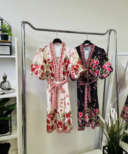 Kép betöltése a galériamegjelenítőbe: 3780 MELINA virág mintás vászon ruha
