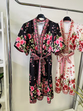 Kép betöltése a galériamegjelenítőbe: 3780 MELINA virág mintás vászon ruha
