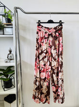 Kép betöltése a galériamegjelenítőbe: 12446 NIA pliszírozott virágos nadrág
