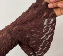 Kép betöltése a galériamegjelenítőbe: 354 MIRJAM csavart csipke tölcsér ujjú csipke body
