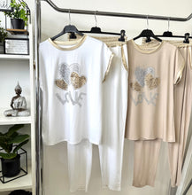 Kép betöltése a galériamegjelenítőbe: 25602 LOVE szíves flitteres rövidújjú jogging szett
