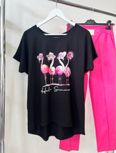 Kép betöltése a galériamegjelenítőbe: 917 FLAMINGÓ L/XL méretű póló
