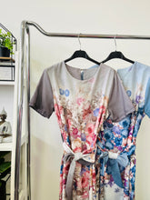 Kép betöltése a galériamegjelenítőbe: 8367 AGATHA virág mintás vászon ruha
