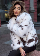 Kép betöltése a galériamegjelenítőbe: 87026 BRIE fehér-barna foltos műszőr bunda
