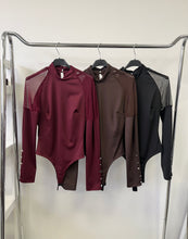 Kép betöltése a galériamegjelenítőbe: 11337 NOEMI necc vállú gombos ujjú body
