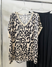 Kép betöltése a galériamegjelenítőbe: 75737 HENNA LEOPARD oversize szatén felső
