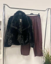 Kép betöltése a galériamegjelenítőbe: ZNS13 JENNY fekete műszőrme bunda
