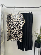 Kép betöltése a galériamegjelenítőbe: 75737 HENNA LEOPARD oversize szatén felső
