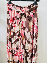 Kép betöltése a galériamegjelenítőbe: 12446 NIA pliszírozott virágos nadrág
