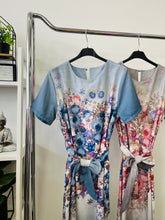 Kép betöltése a galériamegjelenítőbe: 8367 AGATHA virág mintás vászon ruha

