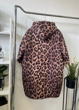 Kép betöltése a galériamegjelenítőbe: 05601 LEOPARD oversize steppelt kabàt
