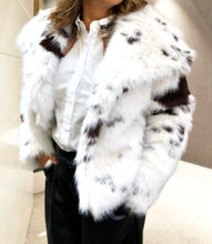 Kép betöltése a galériamegjelenítőbe: 87026 BRIE fehér-barna foltos műszőr bunda
