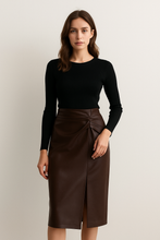 Kép betöltése a galériamegjelenítőbe: 5572 DORINA átlapolt műbőr midiszoknya
