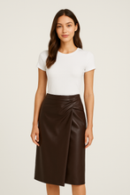 Kép betöltése a galériamegjelenítőbe: 5572 DORINA átlapolt műbőr midiszoknya
