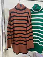 Kép betöltése a galériamegjelenítőbe: 2265 Csíkos garbó
