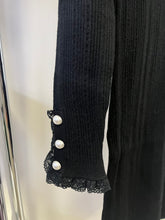 Kép betöltése a galériamegjelenítőbe: MELITTA kötött ruha csipke díszítésű újjal
