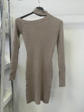 Kép betöltése a galériamegjelenítőbe: 2315 FÉLOLDALAS kötött miniruha
