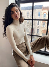 Kép betöltése a galériamegjelenítőbe: 3705 NINETT vékony fèlgarbó felső
