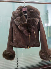 Kép betöltése a galériamegjelenítőbe: 56103 TRIXI szőrmés velúr hatású kabát
