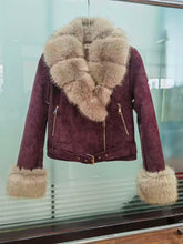 Kép betöltése a galériamegjelenítőbe: 56103 TRIXI szőrmés velúr hatású kabát
