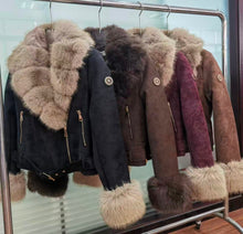 Kép betöltése a galériamegjelenítőbe: 56103 TRIXI szőrmés velúr hatású kabát
