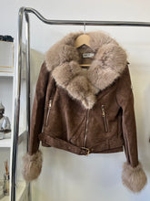 Kép betöltése a galériamegjelenítőbe: 56103 TRIXI szőrmés velúr hatású kabát
