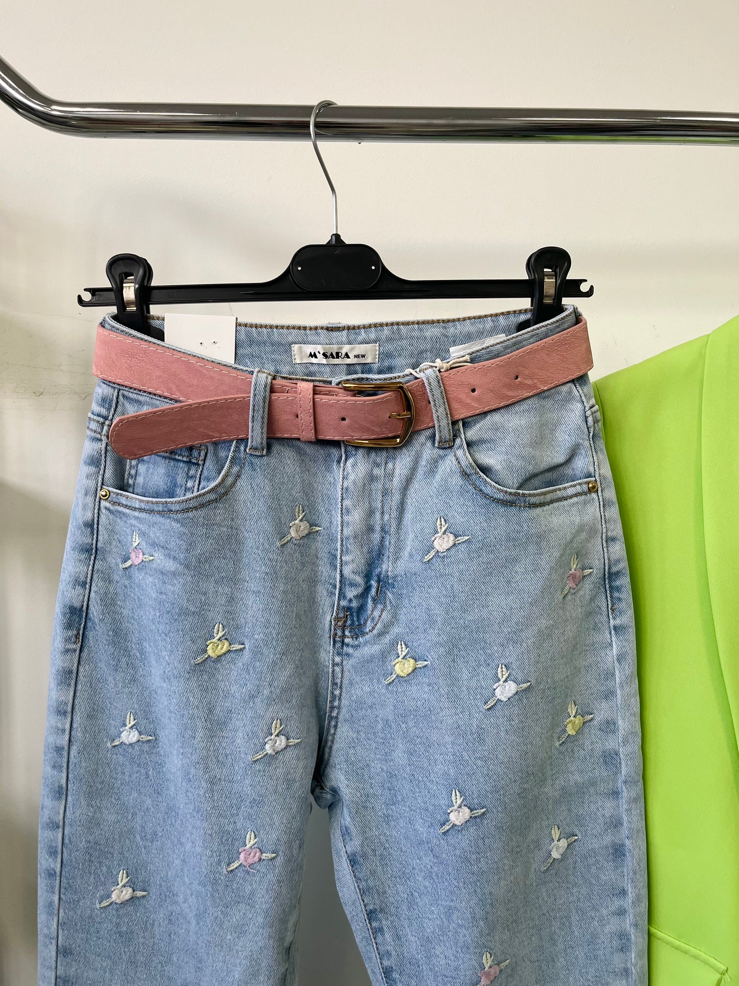 2883 HÍMZETT MOMFIT farmernadrág övvel