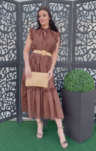 Videó betöltése és lejátszása a galériamegjelenítőben: 4396 ABBY fodros műselyem ruha övvel
