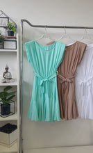 Videó betöltése és lejátszása a galériamegjelenítőben: NINETT válltömős fodros ruha
