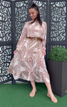 Videó betöltése és lejátszása a galériamegjelenítőben: 36887 KIARA barna mintás muszlin ruha
